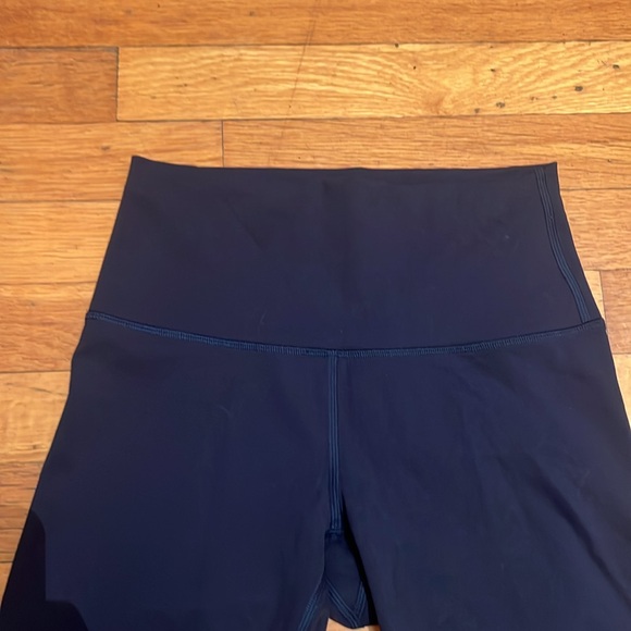 Lululemon Wunder Train High-Rise Shorts 8” in Navy, size 6 - Picture 4 of 12